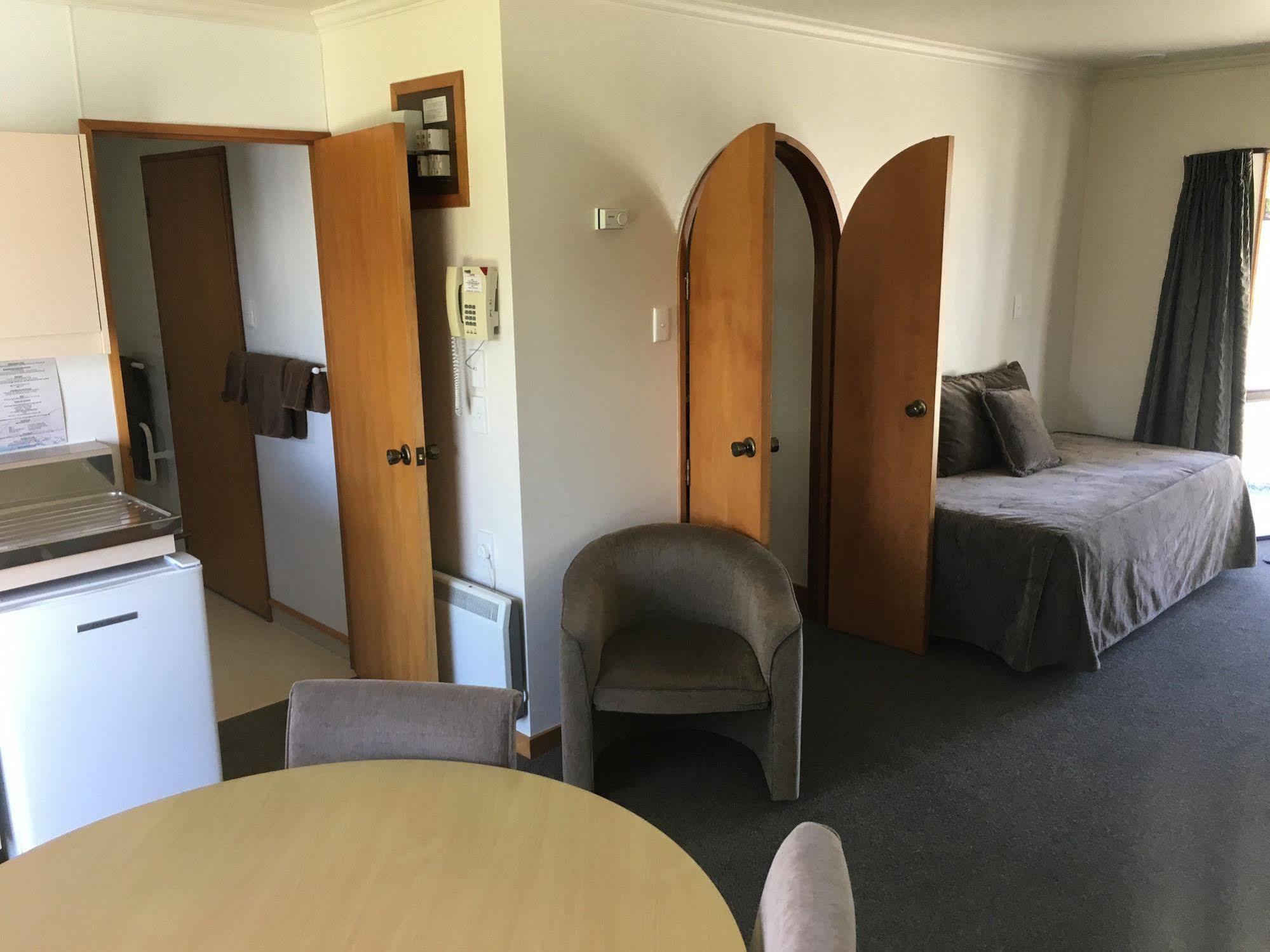 Lakeside Motel & Apartments Te Anau Extérieur photo